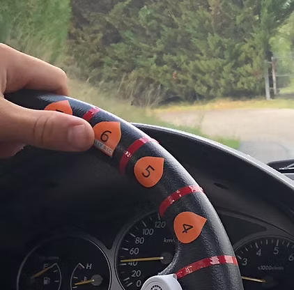 Scotch rouge sur volant